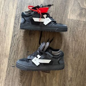 Off-white 'Floating Arrow' Grey and Black Trainers 38